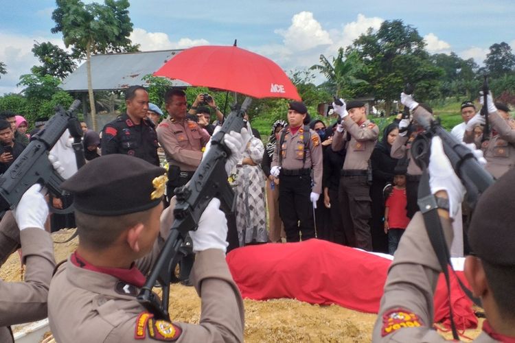 Prosesi pemakaman secara militer jenazah Aiptu Ruslan di TPU Kartama, Kecamatan Marpoyan Damai, Kota Pekanbaru, Riau, Rabu (21/12/2022).