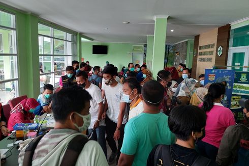 Vaksinasi Perdana Pakai Pfizer di Puskesmas Panunggangan Barat Timbulkan Kerumunan