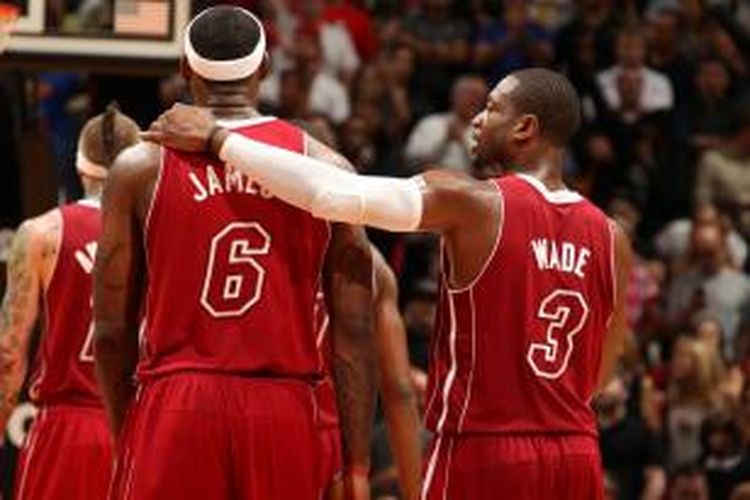 Pebasket Miami Heat, LeBron James (kiri) dan Dwyane Wade mengobrol saat pertandingan melawan Indiana Pacers di American Airlines Arena, Miami, Florida, Rabu (18/12/2013).