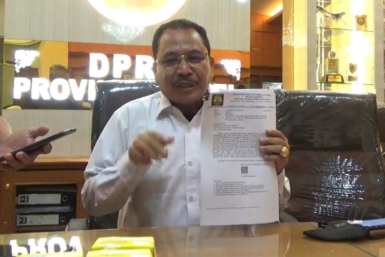 Ketua DPRD Kalsel Supian HK memperlihatkan surat perintah dari Kementerian ESDM yang berisi perintah pembukaan jalan tambang di Kabupaten Tapin, Kalsel, Kamis (6/1/2021). 