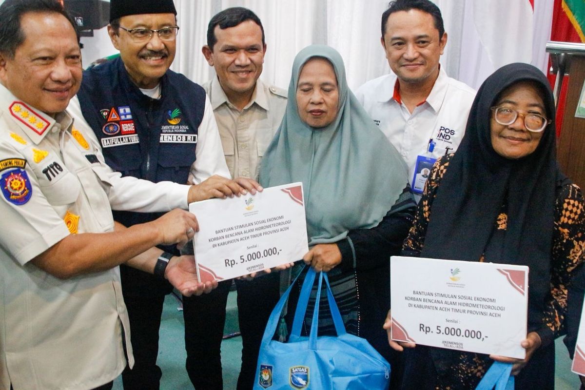 Kasatgas PRR Muhammad Tito Karnavian bersama Menteri Sosial (Mensos) Saifullah Yusuf menyalurkan bantuan kepada penyintas bencana di Kabupaten Aceh Timur, Aceh.