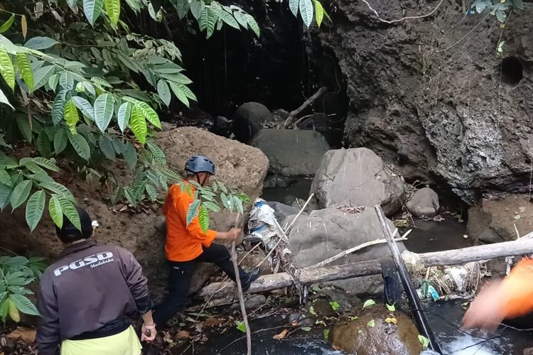 Petugas SAR mencari warga lansia yang hilang dan dicurigai jatuh ke jurang di Dusun Pondok, Desa Petandakan, Kabupaten Buleleng, Provinsi Bali, Selasa (15/8/2023). 