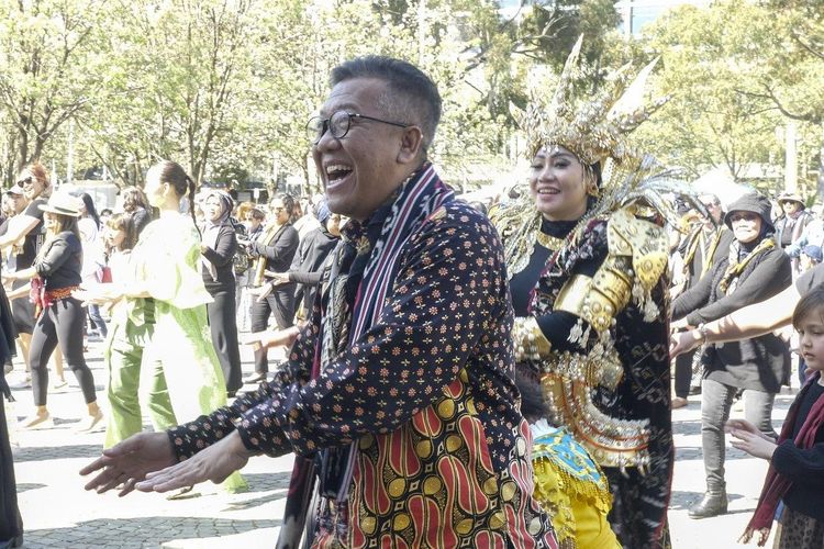 Konsul Jenderal RI di Melbourne, Kuncoro Waseso bersama warga pada tarian massal Maumere dalam Festival Indonesia 2022.