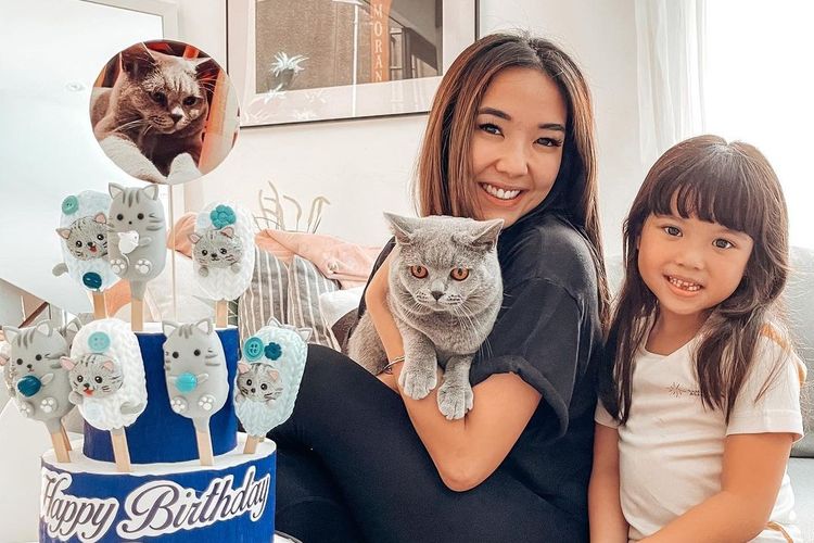 Gisella Anastasia dan sang putri, Gempita Nora Marten, merayakan ulang tahun pertama kucing peliharaan mereka bernama Ben yang merupakan ras kucing British shorthair