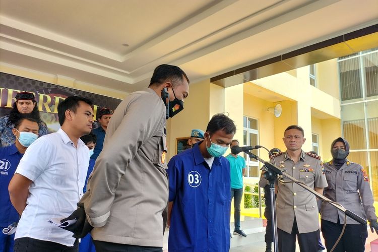 Kepala Polresta (Kapolresta) Solo, Komisaris Besar Polisi (Kombes Pol) Iwan Saktiadi, bersama tersangka tersangka pencabulan berjenis kelamin laki-laki berinisial MWA (20), saat di Polresta Solo, Rabu (16/11/2022).