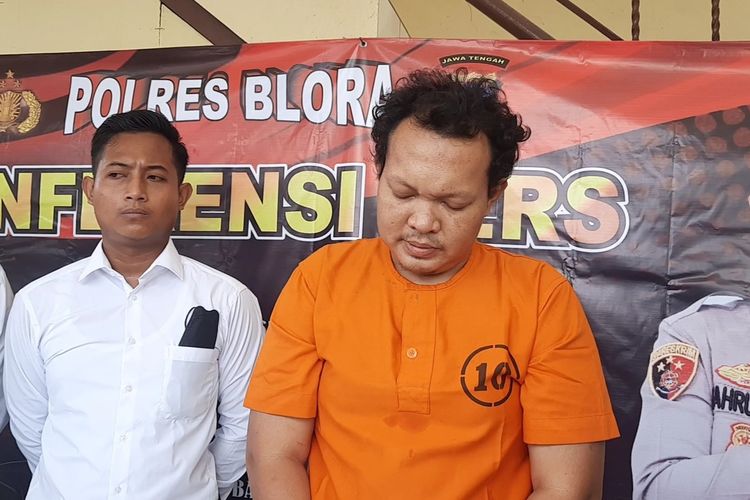 Hendro Irawan alias Encon, pelaku penganiayaan anak tirinya hingga tewas saat dihadirkan di Mapolres Blora, Senin (24/10/2022)