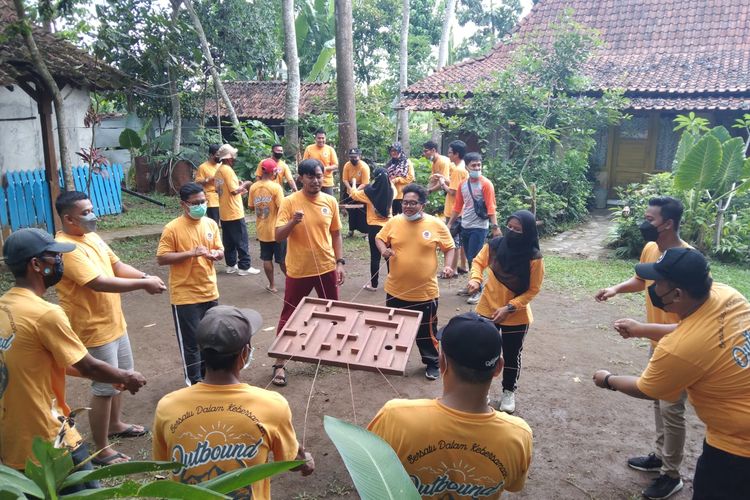 Outbound Dolandeso Boro di Desa Banjarsari, Kecamatan Kalibawang, Kabupaten Kulon Progo, Yogyakarta.