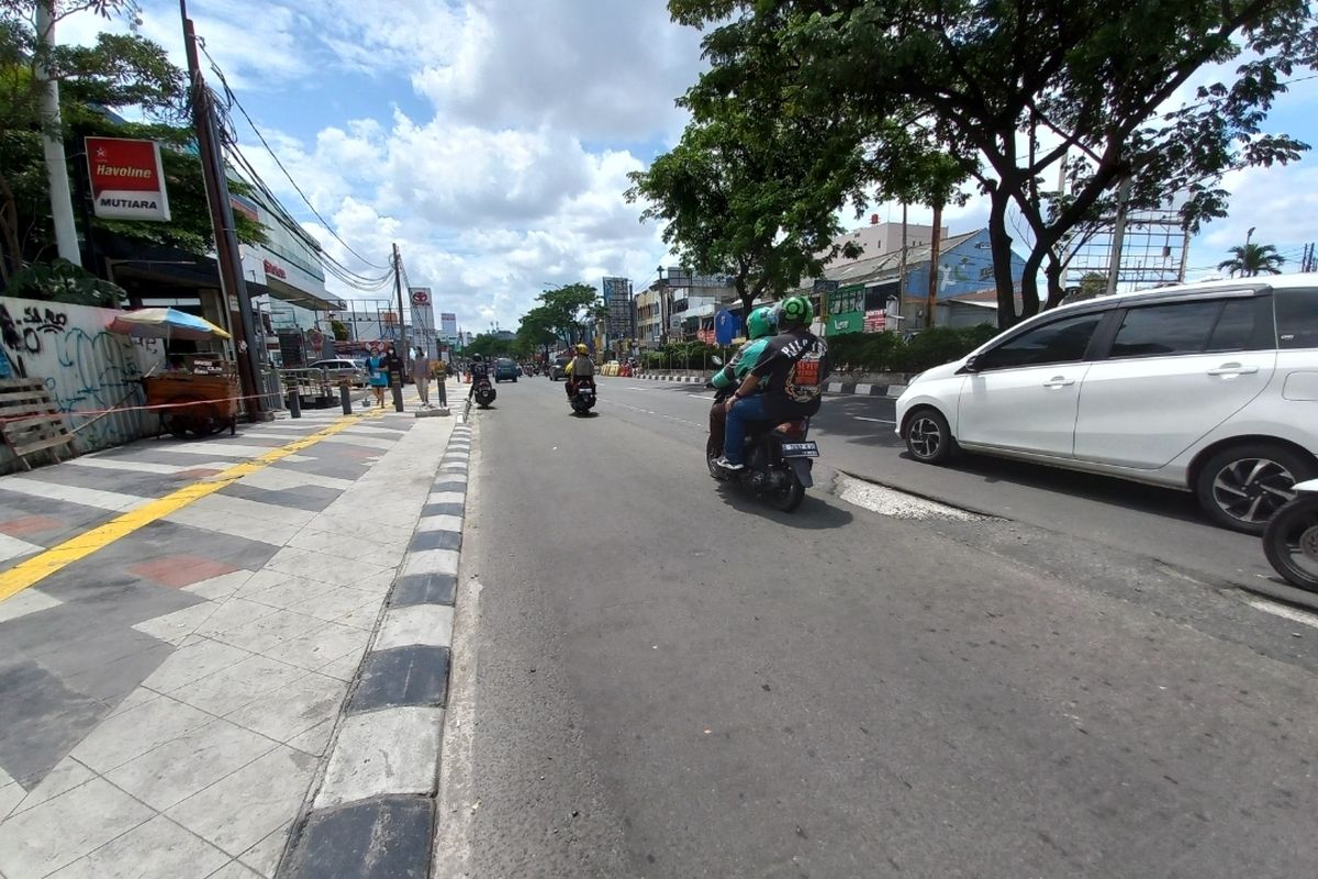 Kondisi jalan berlubang di Jalan Raya Margonda, Depok atau tepatnya di depan bengkel Bridgestone pada Senin (9/1/2023).