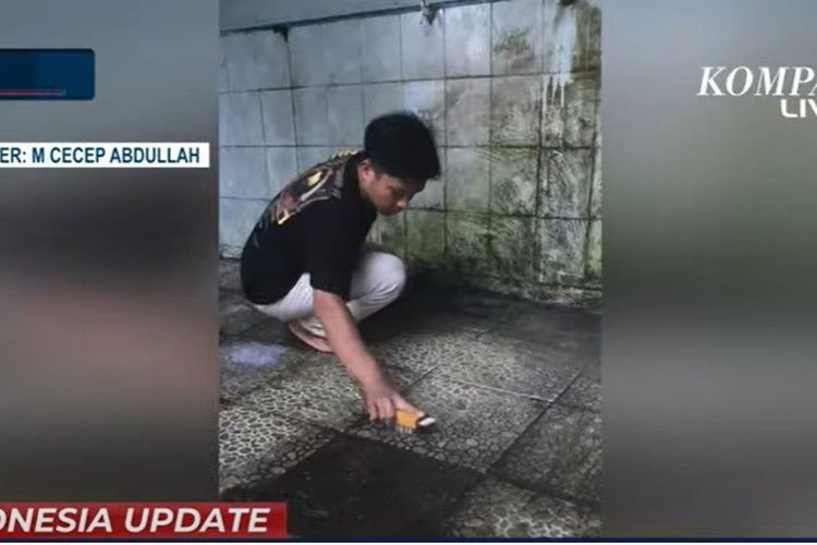 Viral di media sosial, video seorang pemuda sedang bersih-bersih toilet dan tempat wudu di masjid.  Pria itu benama Muhammad Cecep Abdullah, seorang penjual cilok di Sukabumi.