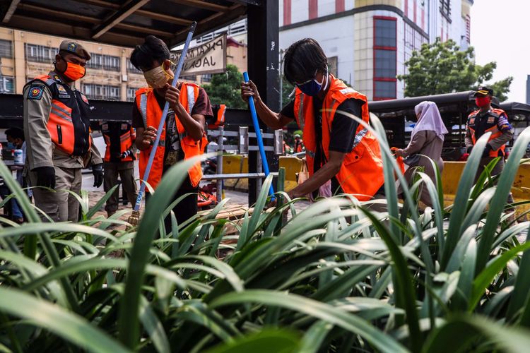 Warga yang tidak memakai masker saat dihukum dalam Operasi Yustisi Protokol COVID-19 di Kawasan Tanah Abang di Jakarta Pusat, Senin (14/9/2020).  Operasi Yustisi tersebut dilaksanakan untuk menertibkan masyarakat agar lebih disiplin dalam menerapkan protokol kesehatan pencegahan penyebaran Covid-19.