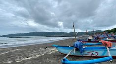 Menikmati Deburan Ombak Sore Hari di Pantai Teluk Penyu Cilacap