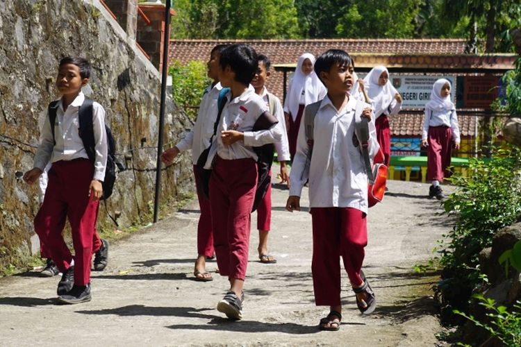 Ilustrasi anak sekolah dasar pulang dari sekolah