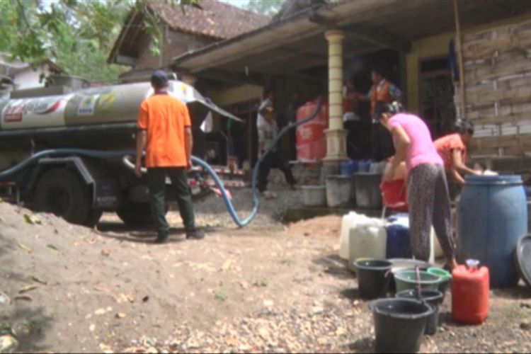Warga sedang antri untuk mendapatkan air bersih yang didistribusikan oleh petugas badan penanggulangan bencana daerah Trenggalek, di dusun Selorejo desa Mlinjon Kecamatan Suruh (14/09/2017)