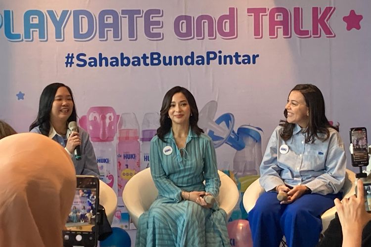 Nikita Willy Ajarkan Issa Bertanggungjawab dengan Mainannya Saat Traveling