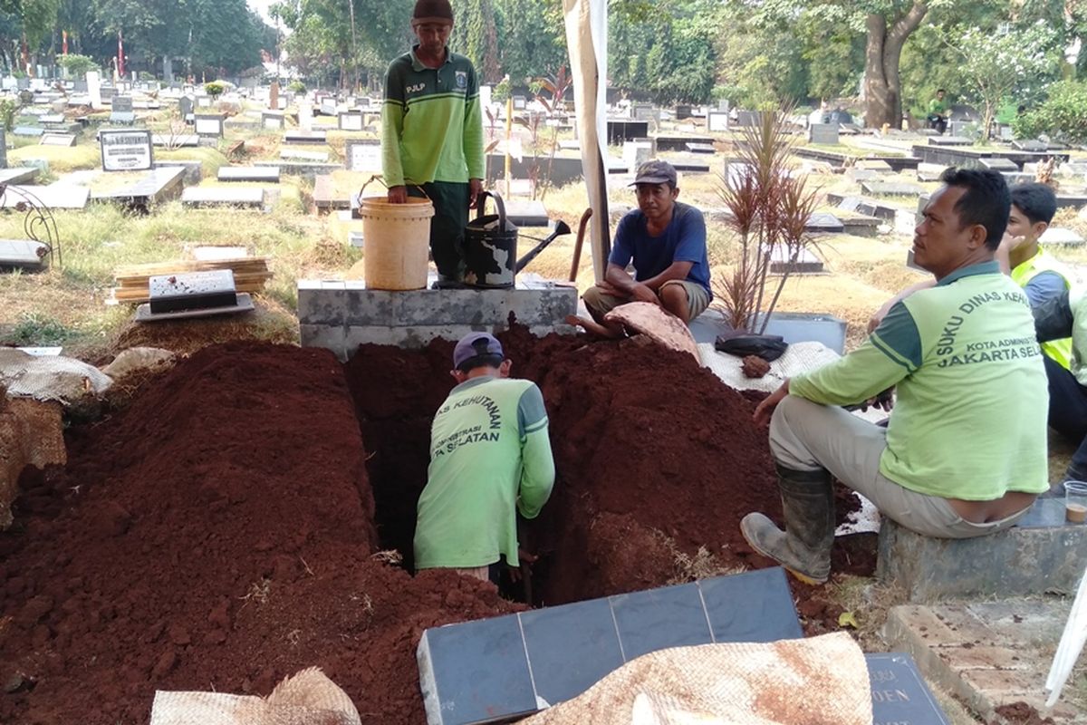 Makam Pupung Sadili dan Dana di TPU, Jeruk Purut, Pasar Minggu, Jakarta Selatan, Jumat (30/8/2019)