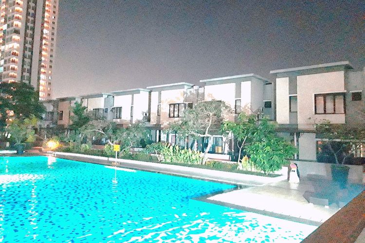 Komplek perumahan di atas mal dan apartemen Thamrin City dilengkapi kolam renang, Selasa (25/6/2019)