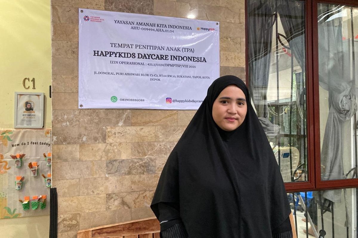 Septi (29), ibu bekerja yang berprofesi sebagai karyawan swasta, saat ditemui di HappyKids Daycare cabang Sukatani, Tapos, Kota Depok, Kamis (4/12/2025).