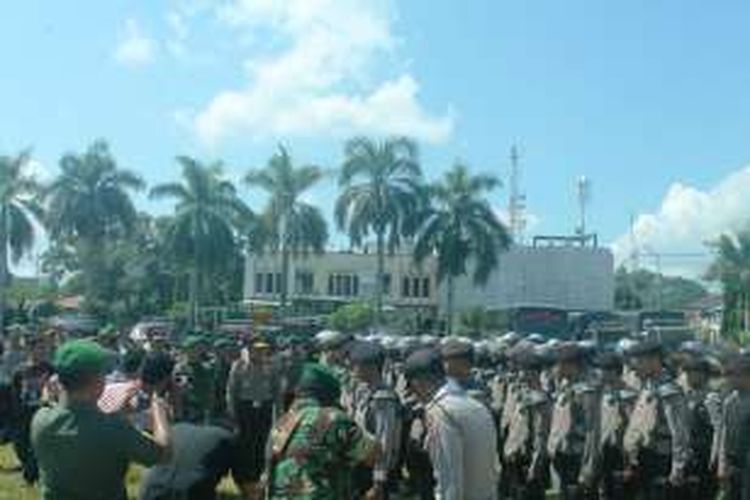 Ratusan aparat  Gabungan TNI dan POLRI gelar pasukan di Lapangan Sera-Suba, Kota Bima, untuk mengawal kedatangan Presiden RI Ir Joko Widodo, Jum'at 29 April 2016.