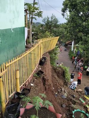 Hujan deras yang melanda wilayah Kabupaten Bandung dan sekitarnya menyebabkan tembok halaman SDN Pamucatan di Kampung Pamucatan, Desa Arjasari, Kecamatan Arjasari longsor dan menimpa akses jalan warga.