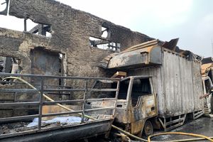 Pabrik Bingkai Duren Sawit Jaktim Terbakar, 1 Rumah dan 4 Mobil Hangus, Operasional SPPG Ikut Terganggu