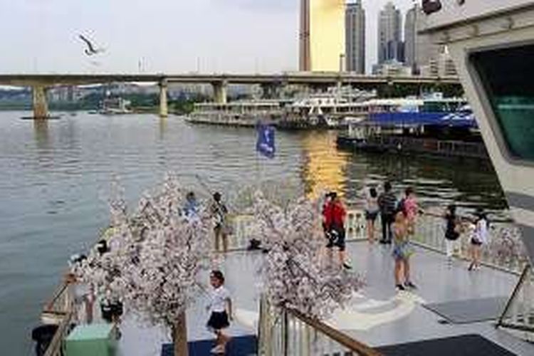 Wisatawan ramai mengunjungi Sungai Han, terutama jika ada festival yang berlangsung di Seoul, Korea Selatan. 