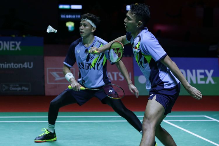 Ganda putra Indonesia, Fajar Alfian/Muhammad Rian Ardianto bertanding melawan ganda putra China, Liu Yu Chen/Ou Xuan Yi pada pertandingan perempat final Indonesia Masters 2023 di Istora Senayan, Jakarta, Jumat (27/1/2023). Fajar/Rian gagal melaju ke semifinal Indonesia Masters 2023 setelah kalah dengan skor 21-11, 13-21, dan 23-25.