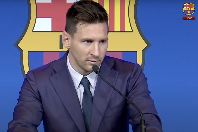 Lionel Messi saat melakoni sesi konferensi pers di Auditori 1899, Camp Nou, Barcelona pada 8 Agustus 2021.