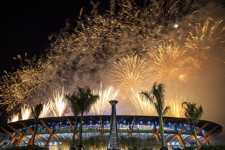 Suasana pesta kembang api saat penutupan SEA Games 2019 di Stadion Atletik New Clark City, Tarlac, Filipina, Rabu (11/12/2019). Pesta olahraga terbesar ke-30 di Asia Tenggara tersebut resmi ditutup dan Vietnam akan menjadi tuan rumah selanjutnya untuk SEA Games 2021.