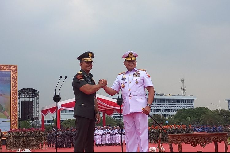 Jenderal Andika Perkasa menyerakan jabatan Panglima TNI kepada Laksamana Yudo Margono dalam acara serah terima jabatan Panglima TNI di Markas Besar TNI, Cilangkap, Jakarta Timur, Selasa (20/12/2022).  Acara serah terima itu dimulai sekira pukul 10.00 WIB, kemudian ditandai dengan penyerahan bendera Tri Dharma Eka Karma sebagai lambang komando.