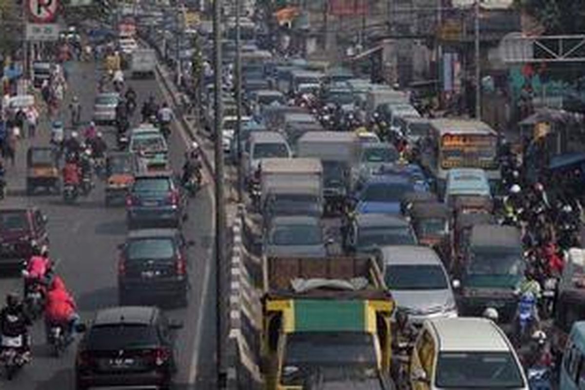 Kemacetan lalu lintas kendaraan yang menuju kawasan Tanah Abang, Jakarta dari arah Casablanca, Kamis (19/7/2012). Antrean yang terjadi hingga kawasan TPU Karet Bivak tersebut disebabkan kendaraan yang akan masuk ke kawasan Pasar Tanah Abang. Menjelang puasa Pasar Tanah Abang ramai pengunjung yang akan berbelanja kebutuhan di bulan Ramadhan.   
