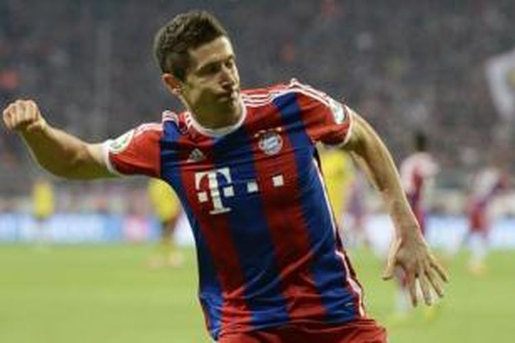 Striker Bayern Muenchen, Robert Lewandowski, merayakan gol ke gawang Borussia Dortmund pada laga semifinal DFB Pokal di Stadion Allianz Arena, Muenchen, Selasa (28/4/2015).