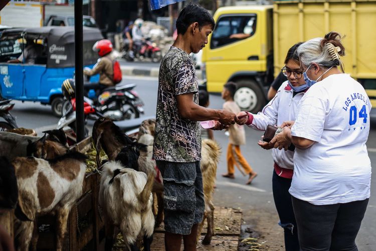 Aktivitas jual beli kambing dan sapi di lapak penjualan hewan kurban di Tanah Abang, Jakarta Pusat, Kamis (30/7/2020). Kementerian Pertanian mencatat stok kesediaan hewan kurban lokal tahun ini sebanyak 2,1 juta ekor dan dinilai mampu memenuhi kebutuhan pelaksanaan kurban pada Hari Raya Idul Adha mendatang.