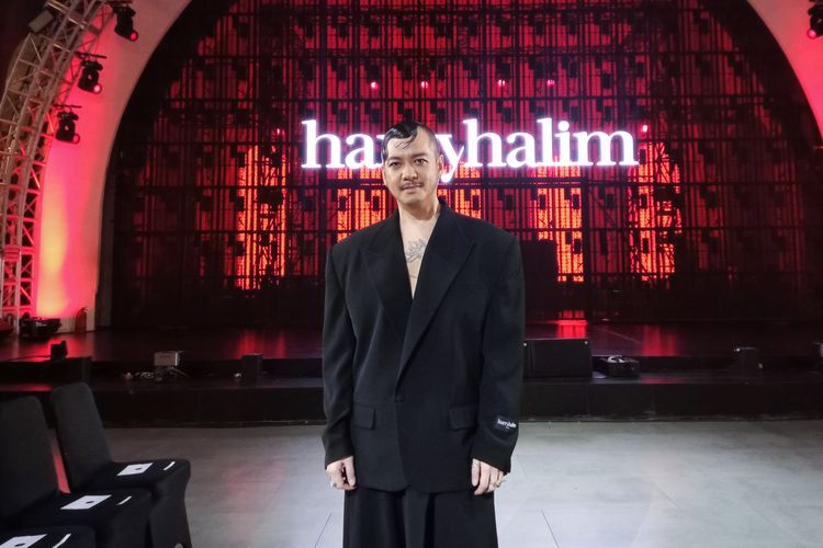 Harry Halim meluncurkan koleksi ready to wear couture Spring/Summer 2024 yang ditampilkan dalam sebuah peragaan busana, Selasa (17/10/2023).