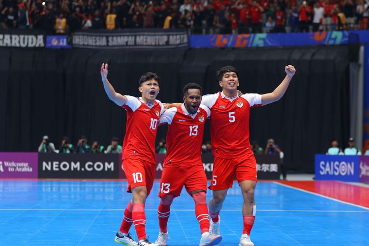 Selebrasi para pemain timnas futsal Indonesia saat merayakan gol Israr Megantara pada ajang final AFC Futsal ASIAN CUP 2026 di Indonesia Arena, Jakarta Pusat, Sabtu (7/2/2026).