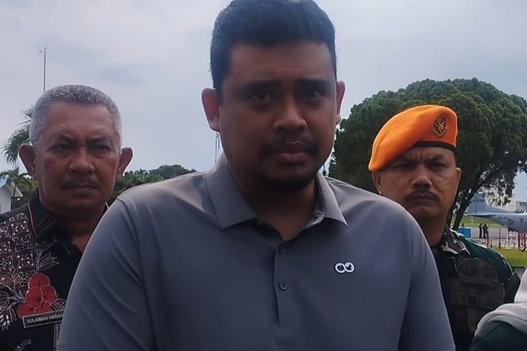 Gubernur Sumatera Utara, Bobby Nasution, memberikan keterangan di Lanud Soewondo usai mengunjungi daerah yang kena banjir dan longsor Kabupaten Tapanuli Tengah dan Kota Sibolga, Kamis (4/12/2025).