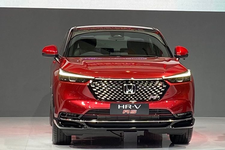 Takehiro Watanabe Presiden Direktur PT HPM berpose dengan All New Honda HR-V di IIMS Hybrid 2022