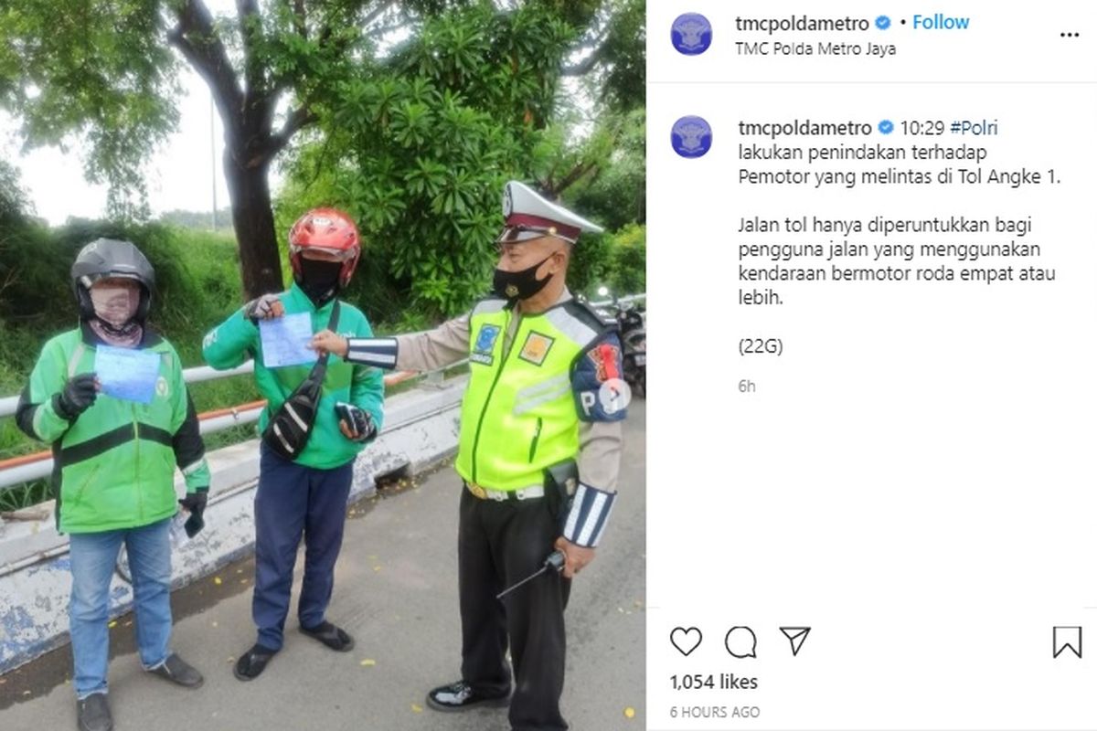 Dua pengemudi ojek online ditilang polisi karena masuk Tol Angke 1.