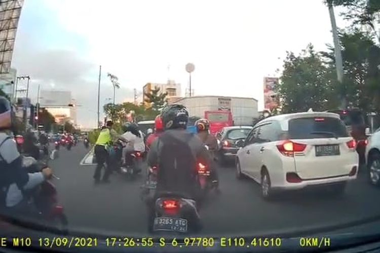 Video viral polisi hentikan paksa pengendara di Semarang
