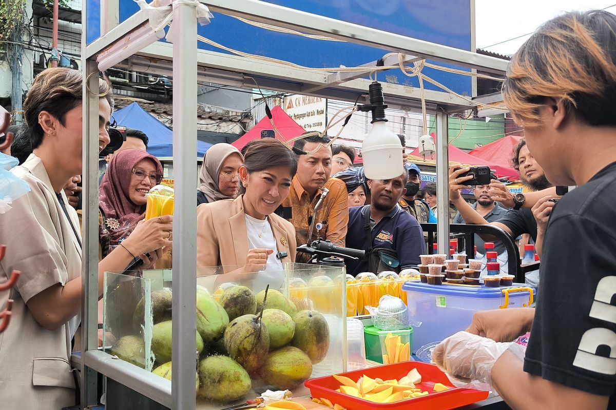 Meutya Hafid Tinjau Digitalisasi Pedagang Kaki Lima di Pasar Lama Tangerang