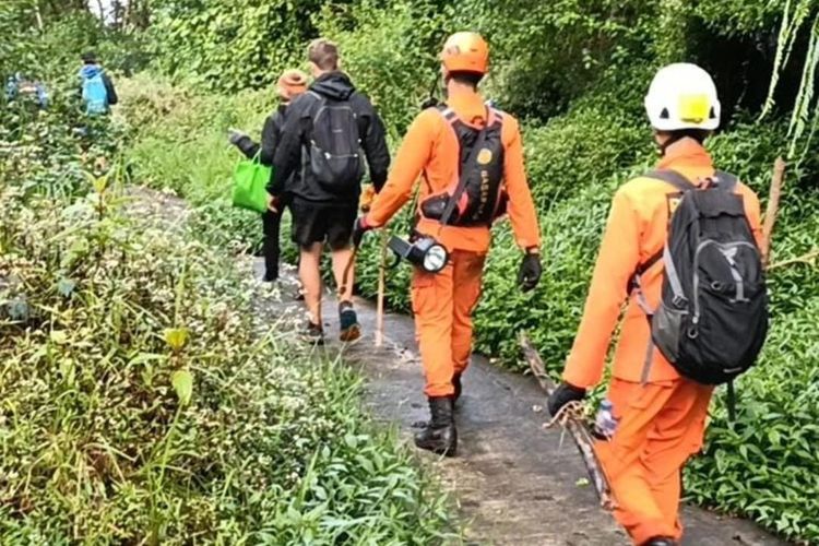 Petugas SAR mengevakuasi dua warga negara Inggris yang tersesat saat mendaki di Gunung Agung, Kabupaten Karangasem, Provinsi Bali, Jumat (28/10/2022).