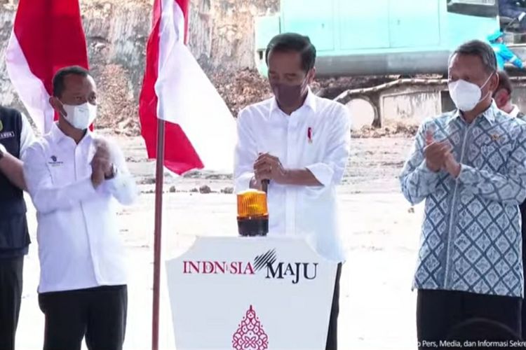 Presiden Joko Widodo saat meresmikan dimulainya pembangunan proyek hilirisasi batu bara menjadi dimetil eter (DME) yang berada di Muara Enim, Sumatera Selatan, Senin (24/1/2022).