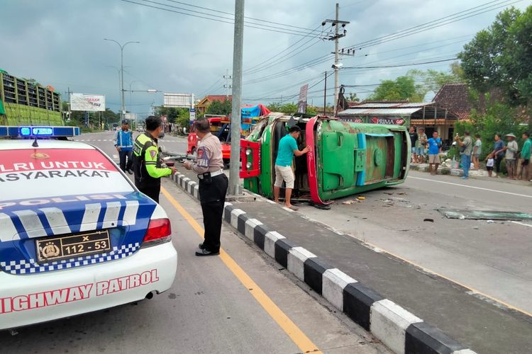 Sopir Mengantuk, Mikrobus Madiun-Ngawi Terguling, Penumpang Lansia Tewas