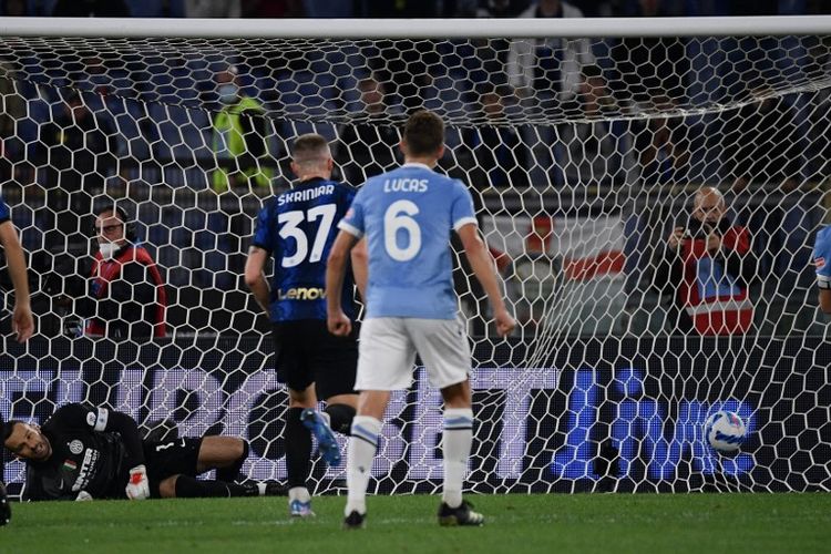 Striker Lazio (kanan) mencetak gol penalti ke gawang Inter Milan pada laga pekan kedelapan Liga Italia 2021-2022 di Stadion Olimpico, Roma, Sabtu (16/10/2021) malam WIB.