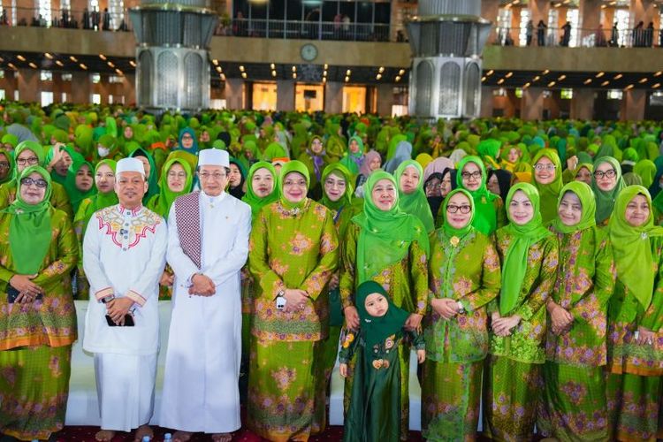 Ketua Umum Dewan Pembina Pengurus Pusat Muslimat Nahdlatul Ulama Khofifah Indar Parawansa (keempat dari kanan) saat hadir pada peringatan Isra Mikraj di Masjid Istiqlal, Jakarta, Sabtu (17/1/2026). 