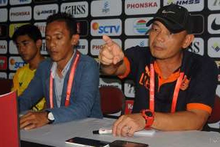 Liestiadi (kanan), dalam sesi jumpa pers selepas pertandingan Persegres Gresik United kontra Semen Padang, Minggu (28/8/2016).