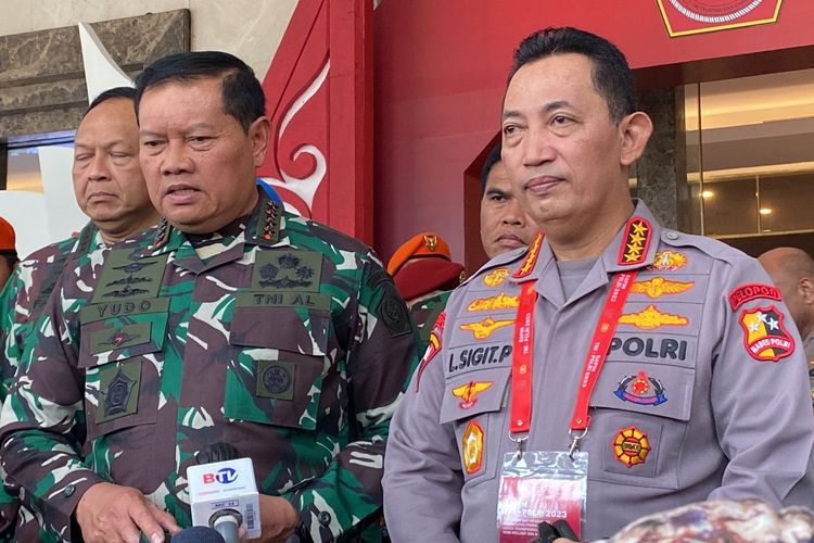 Panglima TNI Laksamana Yudo Margono dan Kapolri Jenderal Listyo Sigit usai rapim TNI-Polri di Hotel Sultan, Jakarta, Rabu (8/2/2023)