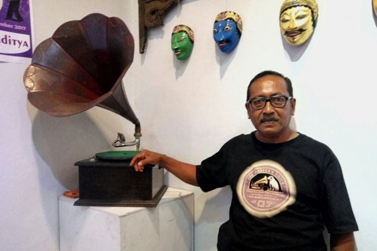 Endro Nugroho bersama gramophone koleksinya di pameran Pasar Yakopan, Bentara Budaya Yogyakarta