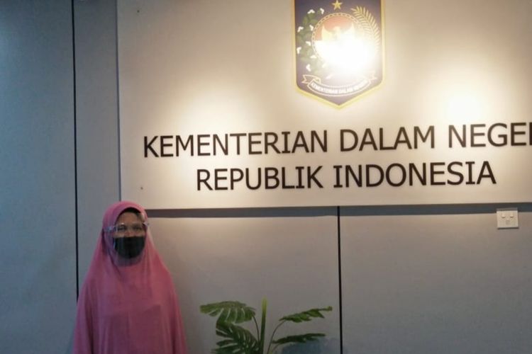 Yaidah berburu akta kematian putranya hingga ke kantor Kemendagri Jakarta.