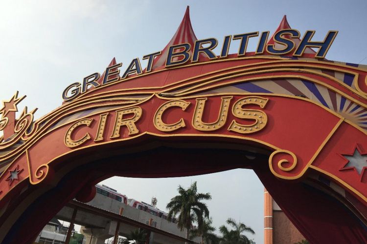 Pintu Masuk Great Britsh Circus yang terletak di area parkir L5, La Piazza Summareccon Mal Kelapa Gading, Jakarta, Jumat sore (24/8).