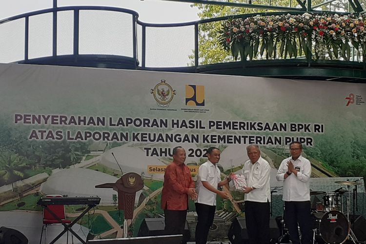Penyerahan Laporan Hasil Pemeriksaan BPK RI atas Laporan Keuangan Kementerian PUPR Tahun 2022, di Bendungan Sukamahi, Kabupaten Bogor pada Selasa (8/8/2023).